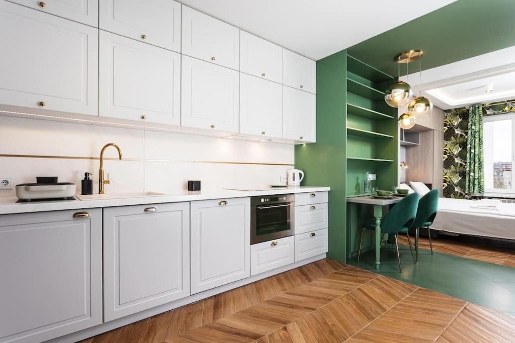 Verdant Oasis - Old Town Studio - By Upstairs Krakau Buitenkant foto